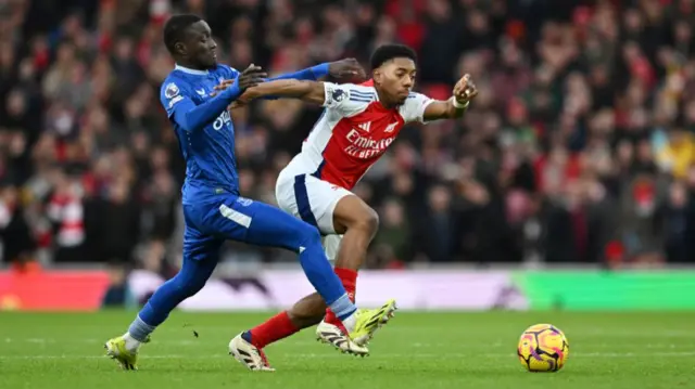 Myles Lewis-Skelly of Arsenal is challenged by Idrissa Gueye of Everton