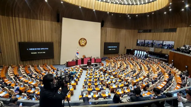 Ruling and opposition lawmakers sat calmly in the plenary session hall as Park Chan-dae, the Democratic Party’s floor leader, delivered his proposal explanation