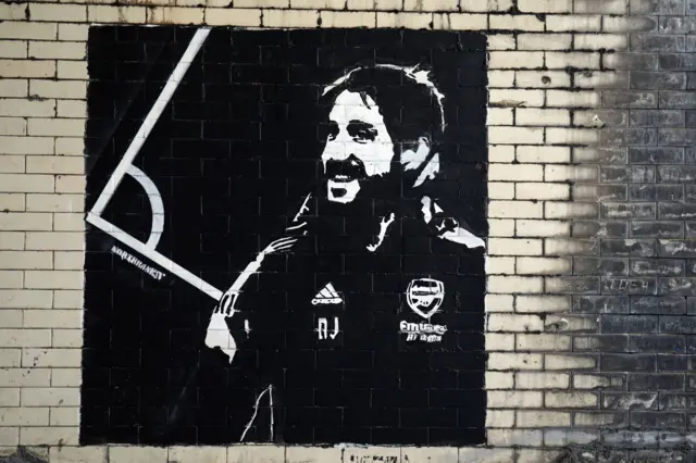 Mural to Arsenal's set-piece coach.