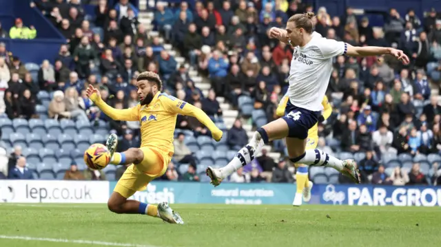 Brad Potts scores