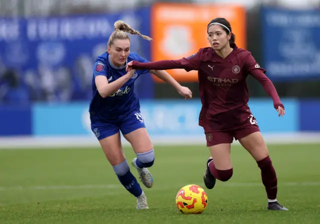 Yui Hasegawa of Manchester City battles for possession with Melissa Lawley