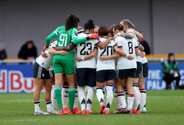 Manchester United players huddle