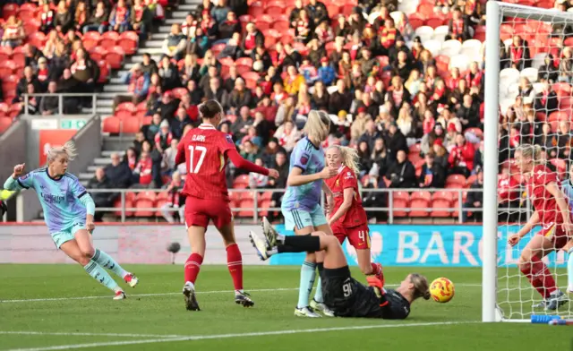 Alessia Russo of Arsenal scores her team's first goal