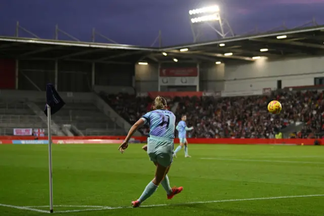 Katie McCabe of Arsenal takes a corner kick