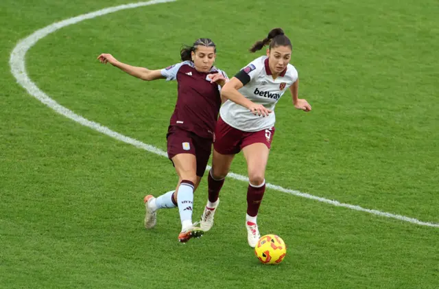 Amber Tysiak of West Ham United runs with the ball