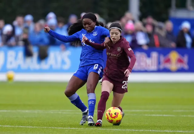 Everton's Toni Payne and Manchester City's Yui Hasegawa battle for the ball