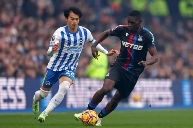 Ismaïla Sarr of Crystal Palace takes on Kaoru Mitoma of Brighton