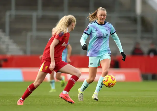 Frida Maanum of Arsenal runs with the ball whilst under pressure from Grace Fisk