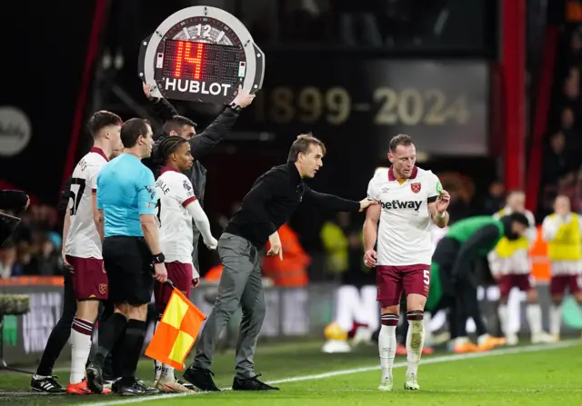 West Ham United manager Julen Lopetegui speaks to Vladimir Coufal