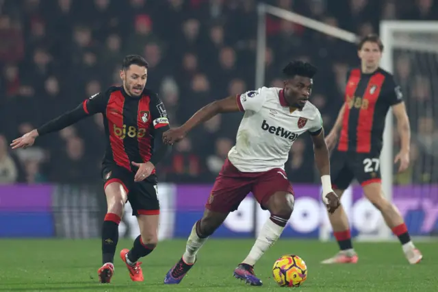 Bournemouth's English defender #15 Adam Smith (L) vies with West Ham United's Ghanaian midfielder #14 Mohammed Kudus (