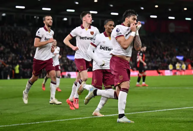 Lucas Paqueta of West Ham United celebrate