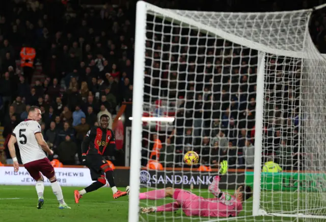 Lukasz Fabianski saves a shot