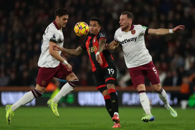 Justin Kluivert (C) vies with Konstantinos Mavropanos and Vladimir Coufal