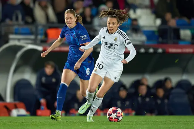 Caroline Weir of Real Madrid is challenged by Sjoeke Nusken