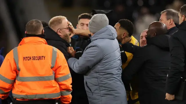 Matheus Cunha raises his hand to Ipswich coaches face