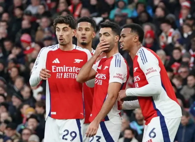 Arsenal players discuss tactics before a set piece