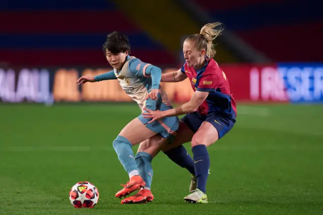 Aoba Fujino (L) of Manchester City and Keira Walsh of FC Barcelona