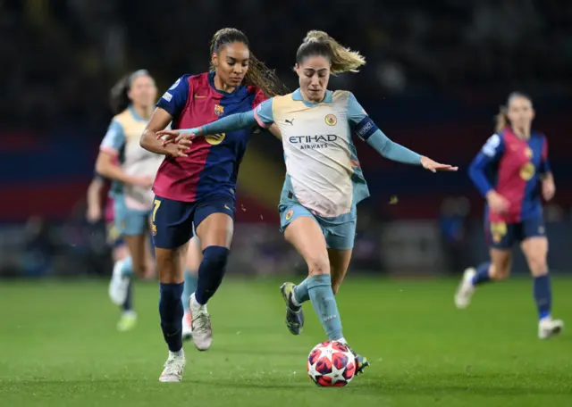 Laia Aleixandri of Manchester City runs with the ball whilst under pressure from Salma Paralluelo