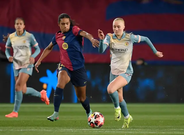 Esmee Brugts fights for the ball with Manchester City's English forward #19 Laura Blindkilde Brown