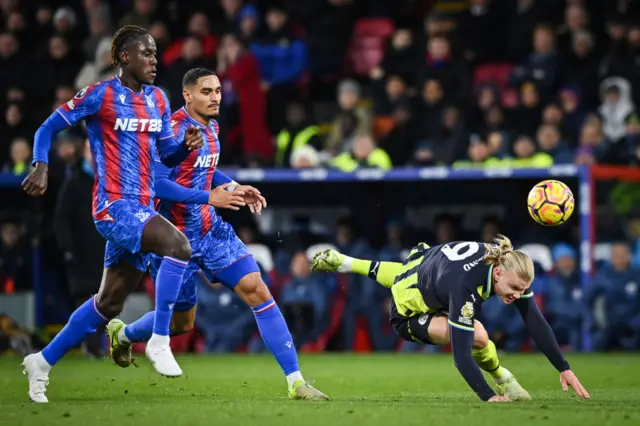 Manchester City's Erling Haaland fights for the ball with Crystal Palace's Trevoh Chalobah and Maxence Lacroix