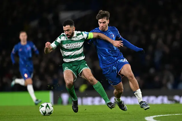 Roberto Lopes of Shamrock Rovers controls the ball under pressure from Marc Guiu