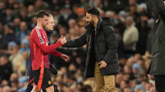 Mason Mount shakes hands with Manchester United head coach Ruben Amorim after coming off against Manchester City