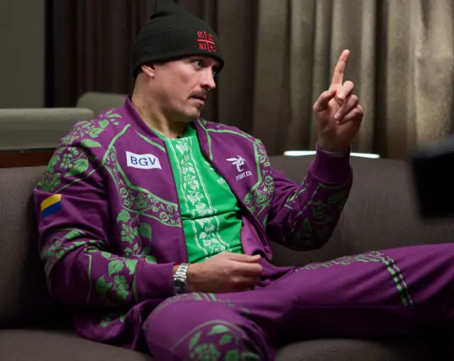 Oleksandr Usyk points his finger to the sky