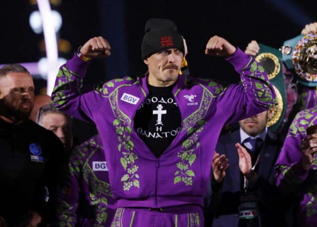 Oleksandr Usyk weighs in in his tracksuit