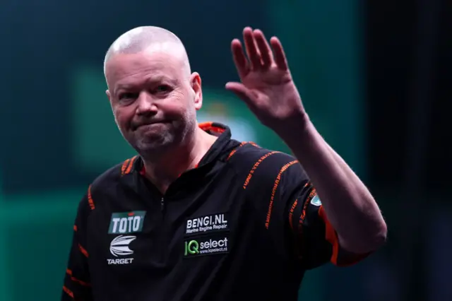 Raymond van Barneveld waves to fans