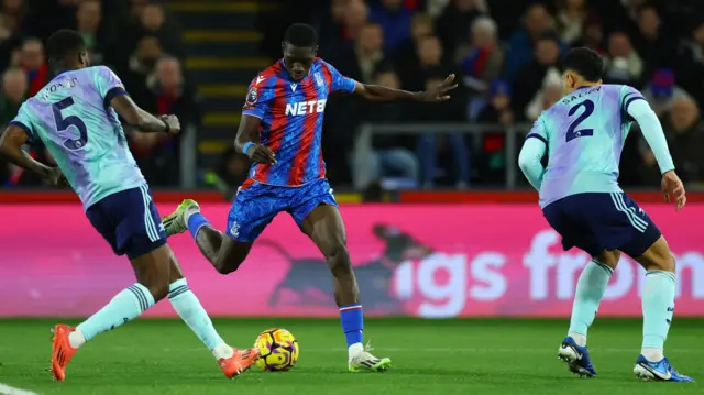 Ismaila Sarr scoring for Crystal Palace against Arsenal