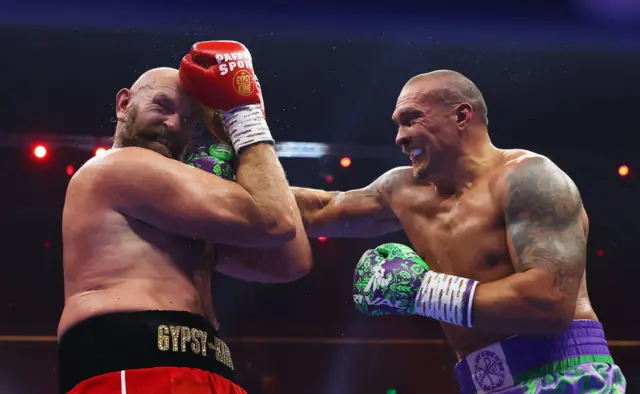 Oleksandr Usyk jabbing Tyson Fury