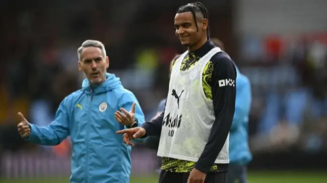 Manuel Akanji (C) warms up