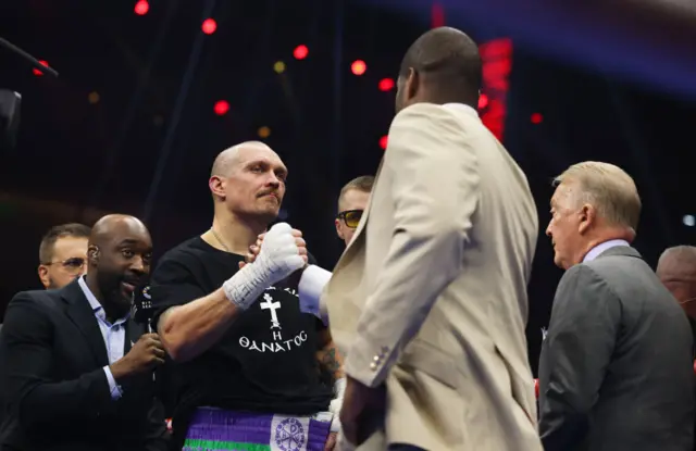 Oleksandr Usyk shakes Daniel Dubois' hand