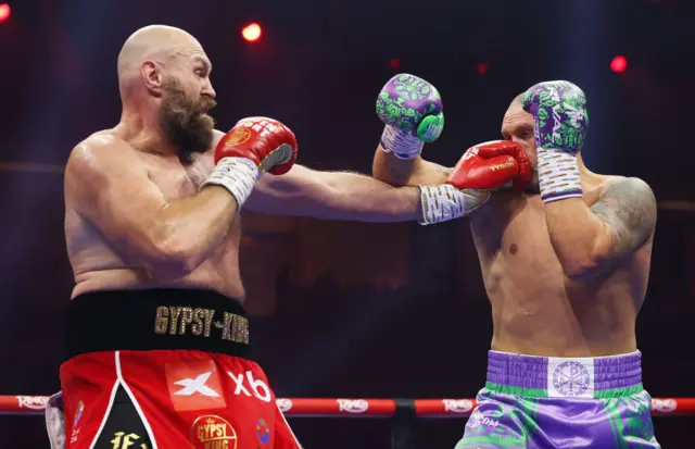 Tyson Fury jabbing Oleksandr Usyk