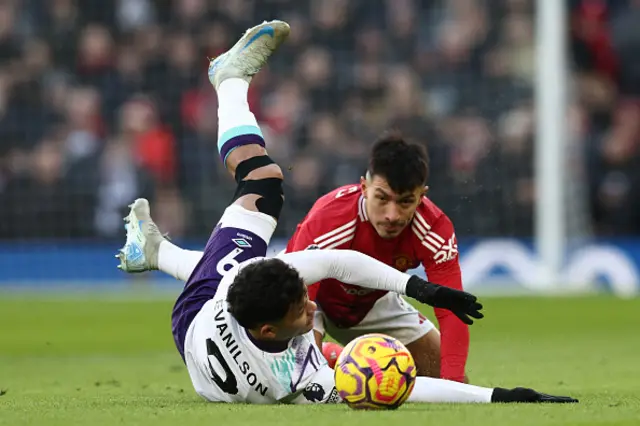 Lisandro Martinez (R) and Bournemouth's Brazilian striker #09 Evanilson