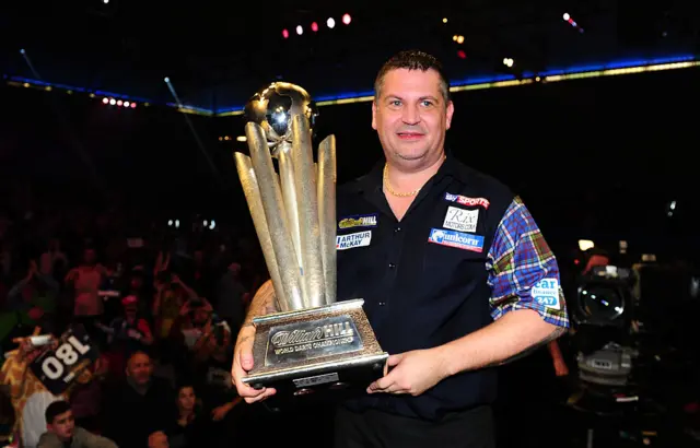 Gary Anderson holding the 2016 PDC World Darts Championship