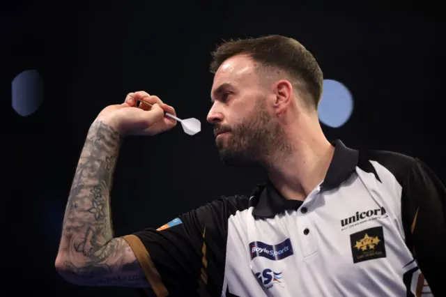 Ross Smith throwing a dart