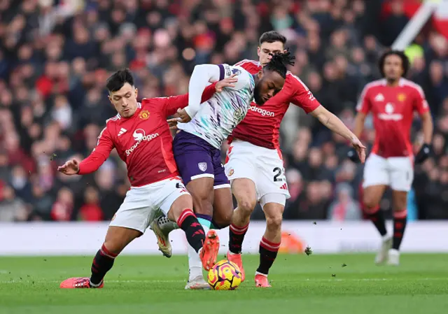 Antoine Semenyo of AFC Bournemouth is challenged by Lisandro Martinez