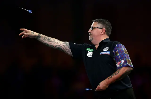 Gary Anderson throwing a dart