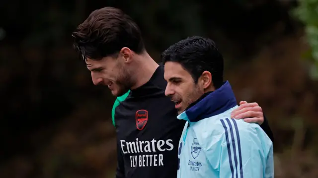 Arsenal manager Mikel Arteta speaks to Declan Rice at team training