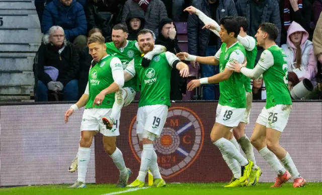 Hibs celebrate Dwight Gayle's winning goal