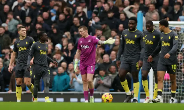 Everton react after Manchester City score