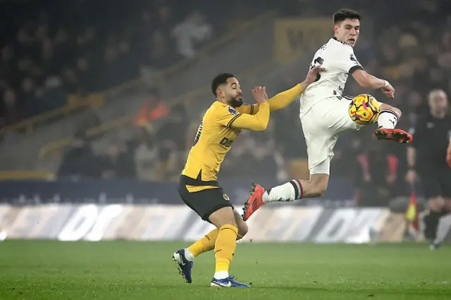 Matheus Cunha battles for the ball with Manuel Ugarte