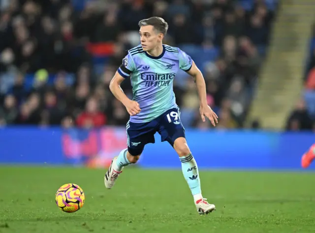 Leandro Trossard running with the ball