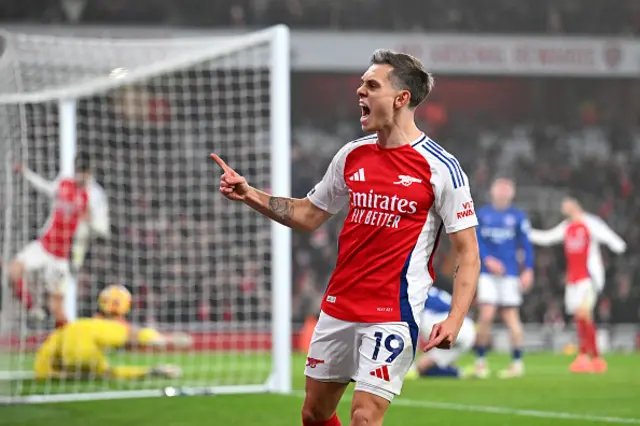 Leandro Trossard of Arsenal celebrates