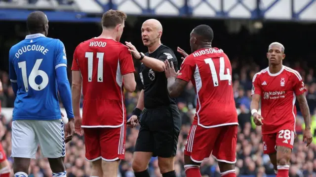 Nottingham Forest players surround referee at Goodison Park