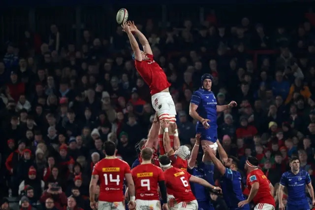 A Munster line-out goes over Tadhg Beirne