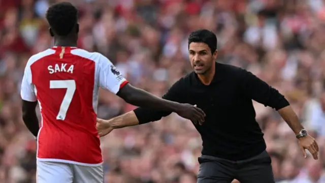 Mikel Arteta gestures to Bukayo Saka