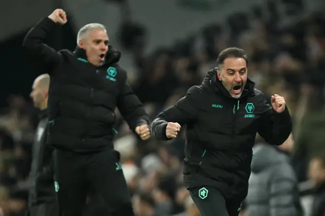 Vitor Pereira (R) celebrates