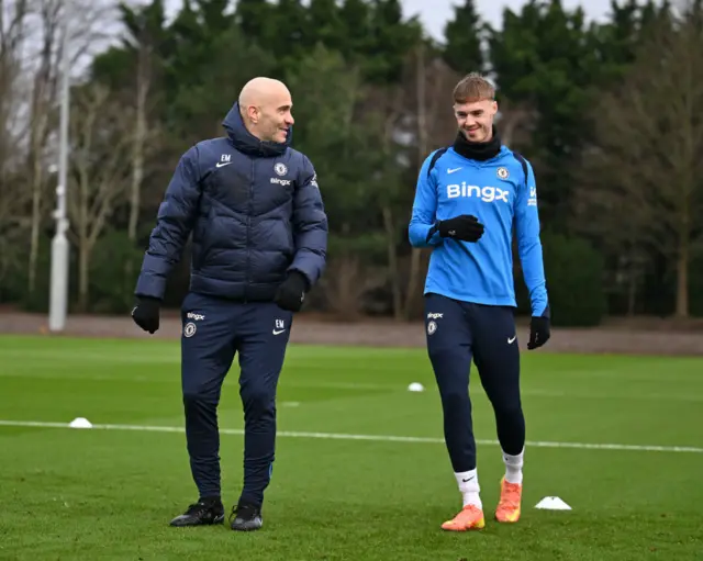 Maresca and Palmer chat in Chelsea training